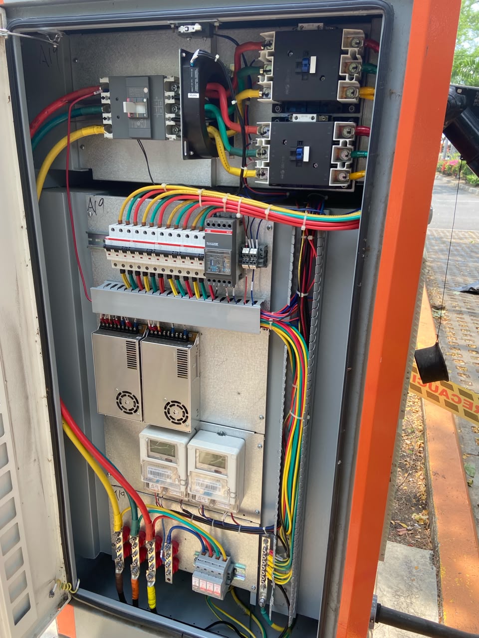 instalación cargador en subestación